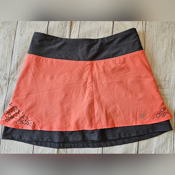 Title Nine Size Small Coral Gray Skort Lasercut Detail Back Zip Pocket - Picture 1 of 10